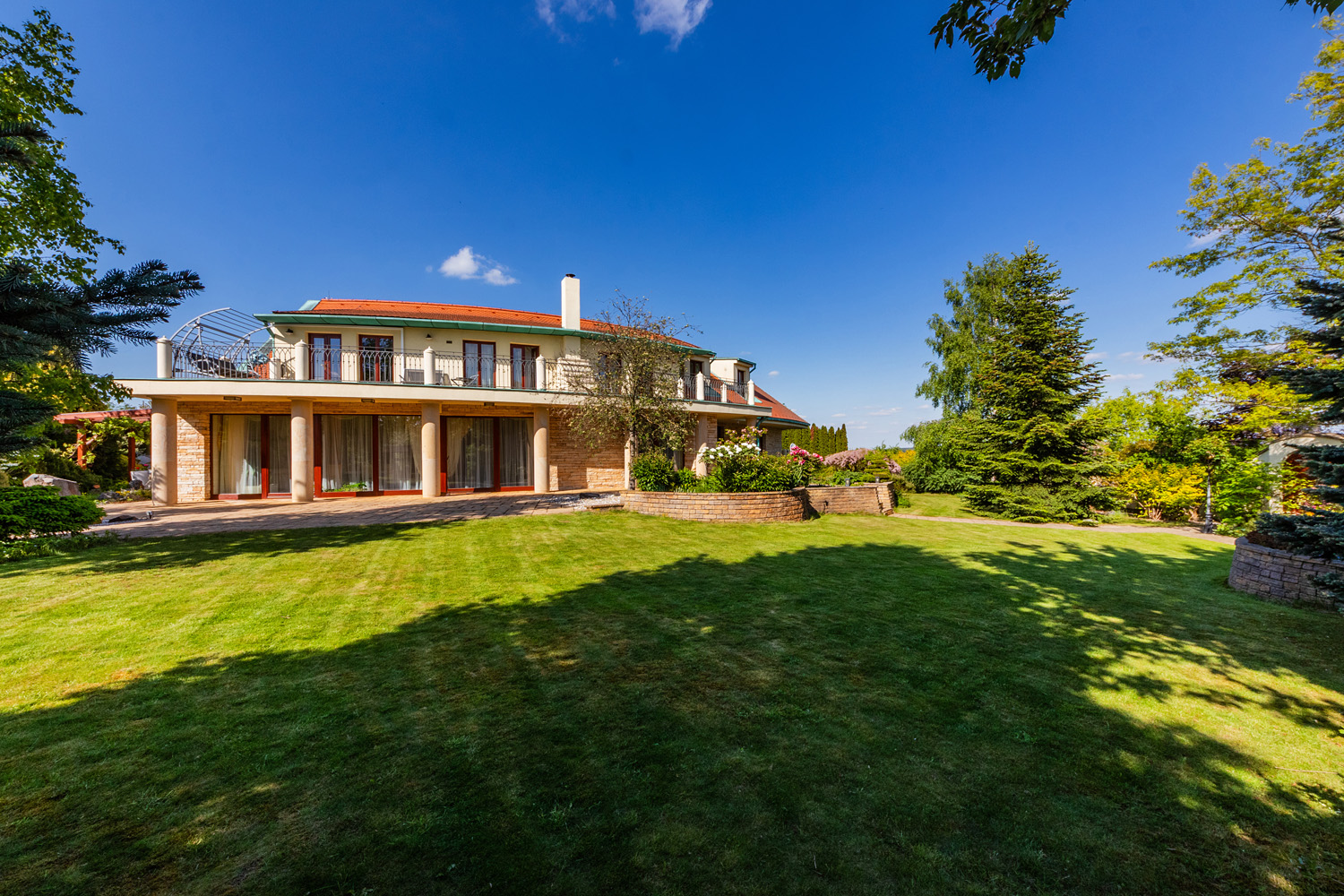 Jedinečná vila 8+1, 677 m², pozemek 3 034 m², Praha-západ