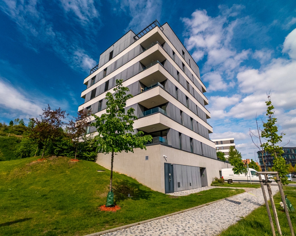 Pronájem moderního bytu 3+kk, 81m2, parkovaní, Praha 5